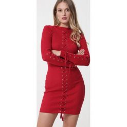 Czerwona Sukienka Lidcombe. Czerwone sukienki damskie Born2be, na imprezę, s, bez wzorów, z dzianiny, ze stójką, z długim rękawem, długie, mini. Za 109,99 zł.
