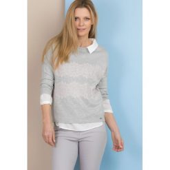 Sweter zdobiony koronką. Szare swetry klasyczne damskie marki Monnari, uniwersalny, w koronkowe wzory, z wiskozy, z dekoltem w łódkę. Za 79,50 zł.