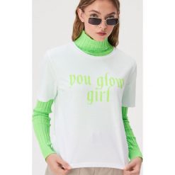 Koszulka You glow girl - Biały. Białe koszulki damskie Sinsay, s, bez wzorów, bez kołnierzyka. W wyprzedaży za 14,99 zł.