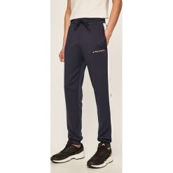 Tommy Sport - Spodnie. Niebieskie spodnie męskie Tommy Sport, na co dzień, s, z nadrukiem, z poliesteru, sportowe. Za 359,90 zł.