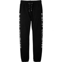 Spodnie dresowe ze srebrnym nadrukiem bonprix czarny. Czarne dresy chłopięce bonprix, w paski, z dresówki, sportowe. Za 69,99 zł.