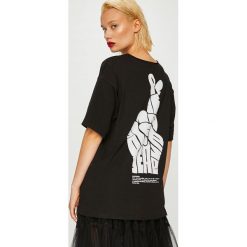 Answear - Top Manifest Your Style Peace Please. Brązowe topy damskie ANSWEAR, l, z nadrukiem, z bawełny, z okrągłym kołnierzem. W wyprzedaży za 59,90 zł.