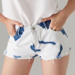 Jeansowe szorty z motywem tie-dye - Niebieski. Niebieskie szorty damskie Mohito, bez wzorów, z jeansu. W wyprzedaży za 39,99 zł.