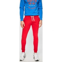 Produkt by Jack & Jones - Spodnie. Czerwone spodnie męskie marki PRODUKT by Jack & Jones, xl, bez wzorów, z bawełny, sportowe. W wyprzedaży za 79,90 zł.