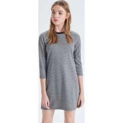 Trapezowa sukienka - Czarny. Czarne sukienki damskie marki Cropp, s, bez wzorów, bez kołnierzyka, bez rękawów, trapezowe. Za 79,99 zł.