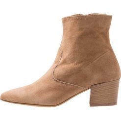 KIOMI Botki beige. Brązowe botki damskie na zamek KIOMI, z materiału, klasyczne. Za 379,00 zł.