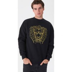 Bluza z haftem - Czarny. Czarne bluzy męskie House, s, z haftami, bez kołnierzyka, bez rękawów, bez kaptura. W wyprzedaży za 49,99 zł.