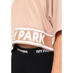 Topy sportowe damskie: Ivy Park LOGO TAPE BOXY CROP CREW TEE Tshirt z nadrukiem sand
