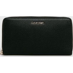 Calvin Klein Jeans - Portfel. Brązowe portfele damskie Calvin Klein Jeans, bez wzorów, z jeansu. W wyprzedaży za 239,90 zł.