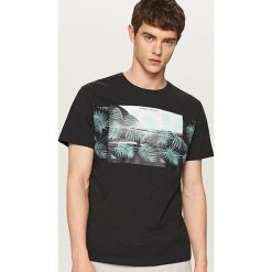 T-shirty męskie z nadrukiem: T-shirt z roślinnym nadrukiem – Czarny