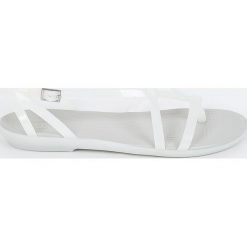 Crocs - Sandały. Białe klapki damskie marki Crocs, bez wzorów, z materiału, bez obcasa, na szpilce. W wyprzedaży za 199,90 zł.