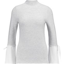 Swetry klasyczne damskie: Mint Velvet CUFF FUNNEL NECK Sweter silver grey/ivory