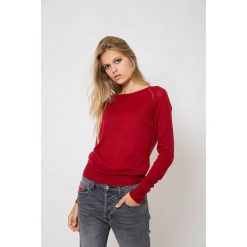 Wełniany sweter w kolorze czerwonym. Czerwone swetry damskie June 7.2, m, bez wzorów, z wełny, bez rękawów, bez kaptura. W wyprzedaży za 359,95 zł.
