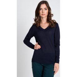 Granatowy sweter z błyskiem QUIOSQUE. Niebieskie swetry klasyczne damskie QUIOSQUE, uniwersalny, z dzianiny. W wyprzedaży za 49,99 zł.