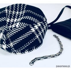 Beret. Czarne czapki damskie marki Pakamera, bez wzorów, z wełny. Za 150,00 zł.