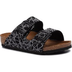 Klapki BIRKENSTOCK - Arizona Kids 1012603 Reflective Lines Black. Szare sandały chłopięce Birkenstock, ze skóry ekologicznej, bez zapięcia. Za 189,00 zł.