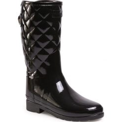 Kalosze HUNTER - Refined Gloss Quilt Short WFS1029RGL Black. Czarne kalosze damskie Hunter, z tworzywa sztucznego, bez obcasa, bez zapięcia. W wyprzedaży za 509,00 zł.