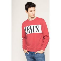 Bluza Levi's® Logo Colorblock Crew 85648-0003. Czerwone bluzy męskie s, bez wzorów, z bawełny, bez kołnierzyka, bez rękawów, bez kaptura. W wyprzedaży za 239,00 zł.