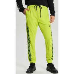 Dresowe joggery z lampasem - Zielony. Zielone spodnie męskie Cropp, s, bez wzorów, z dresówki. W wyprzedaży za 39,99 zł.