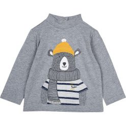 Koszulka w kolorze szarym. Szare t-shirty chłopięce z nadrukiem marki Chicco, z bawełny, z długim rękawem. W wyprzedaży za 49,95 zł.