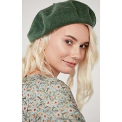 Beret malachitowy zielony. Zielone berety damskie bez wzorów, z wełny. Za 97,00 zł.