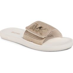 Klapki MICHAEL MICHAEL KORS - Mk Slide 40T8MKFA3D Lt Gold. Żółte klapki damskie MICHAEL Michael Kors, bez wzorów, z tworzywa sztucznego, bez obcasa. Za 289,00 zł.
