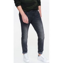 SPODNIE MĘSKIE JEANSOWE Z PRZETARCIAMI. Spodnie męskie Top Secret. W wyprzedaży za 39,99 zł.