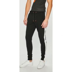 Guess Jeans - Spodnie. Czarne spodnie męskie Guess Jeans, xl, z aplikacjami, z elastanu. W wyprzedaży za 219,90 zł.