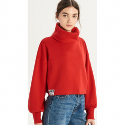 Krótka bluza z golfem - Czerwony. Czerwone bluzy damskie Sinsay, l, z krótkim rękawem, krótkie. Za 49,99 zł.