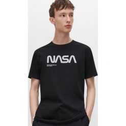 T-shirt NASA - Czarny. Czarne t-shirty męskie Reserved, s, bez wzorów, bez kołnierzyka. Za 49,99 zł.