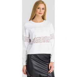BLUZA STRIPE LACE Guess. Białe bluzy damskie Guess, s, w koronkowe wzory, z materiału, bez rękawów, bez kaptura. Za 399,00 zł.