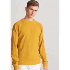 Bluza ze strukturalnej dzianiny - Żółty. Żółte bluzy męskie Reserved, s, bez wzorów, z dzianiny, bez kołnierzyka, bez rękawów, bez kaptura. Za 99,99 zł.