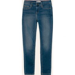 Tommy Hilfiger - Jeansy dziecięce Nora 140-176 cm. Niebieskie jeansy dziewczęce TOMMY HILFIGER, bez wzorów, z elastanu. Za 269,90 zł.