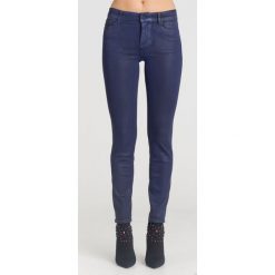JEANSY SUPER SKINNY ARMANI EXCHANGE. Niebieskie jeansy damskie Armani Exchange, z aplikacjami, z jeansu. Za 329,50 zł.