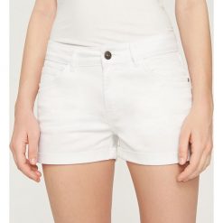 Jeansowe szorty - Biały. Białe szorty damskie Reserved, bez wzorów, z jeansu. Za 89,99 zł.