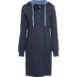 Sukienka dresowa bonprix ciemnoniebiesko-niebieski dżins. Niebieskie sukienki damskie bonprix, bez wzorów, z dresówki, bez kołnierzyka, bez rękawów. Za 89,99 zł.