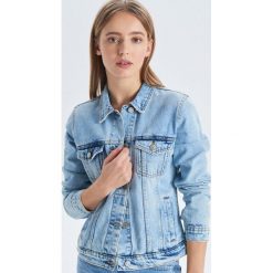 Kurtka jeansowa - Niebieski. Niebieskie kurtki damskie marki Cropp, s, z jeansu. Za 99,99 zł.