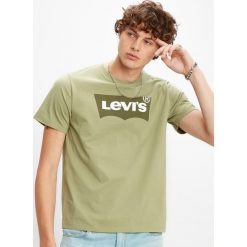Levi's Housemark Koszulka Zielony. Zielone podkoszulki męskie Levi's®, s, z nadrukiem, z bawełny, bez kołnierzyka, krótkie. Za 137,95 zł.
