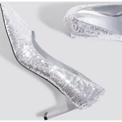 NA-KD Shoes Szpilki z cekinami - Silver. Szare szpilki marki NA-KD Shoes, bez wzorów, klasyczne, bez obcasa, na szpilce, bez zapięcia. W wyprzedaży za 81,18 zł.