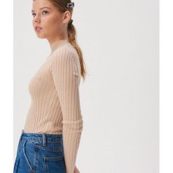 Prążkowany sweter z golfem - Beżowy. Brązowe swetry damskie Sinsay, xl, bez wzorów, prążkowane, bez rękawów. W wyprzedaży za 29,99 zł.