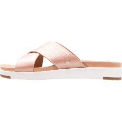 UGG KARI Klapki rose gold. Czerwone chodaki damskie Ugg, z materiału. Za 509,00 zł.