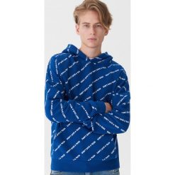 Bluza z nadrukiem all over - Niebieski. Niebieskie bluzy męskie House, s, z nadrukiem, bez kołnierzyka, bez rękawów, bez kaptura. W wyprzedaży za 49,99 zł.