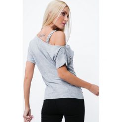 Bluzki damskie: Bluzka z odkrytym ramionem szara ZZ1057