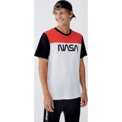 Koszulka z napisem NASA. Białe koszulki męskie Pull&Bear, m, z napisami, bez kołnierzyka, z krótkim rękawem, krótkie. Za 59,90 zł.