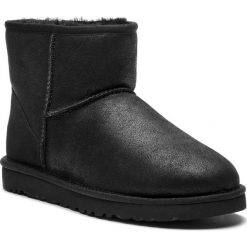 Buty UGG - M Classic Mini Bomber 1007307 M/Bjb. Czarne śniegowce męskie Ugg, bez zapięcia. Za 799,00 zł.