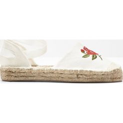 Espadryle bonprix naturalny. Szare espadryle damskie bonprix, w paski, bez obcasa, na obcasie. Za 79,99 zł.