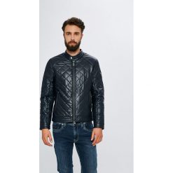 Guess Jeans - Kurtka. Niebieskie płaszcze męskie Guess Jeans, m, z aplikacjami, z elastanu, krótkie, bez kaptura. W wyprzedaży za 479,90 zł.