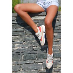 Damskie buty sportowe JELENA BEIGE. Brązowe buty sportowe damskie IVET, bez wzorów, sportowe. W wyprzedaży za 39,00 zł.