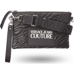 TOREBKA Versace Jeans Couture. Szare torebki klasyczne damskie Versace Jeans Couture, w paski, z jeansu, na ramię, duże, pikowane, z aplikacjami. W wyprzedaży za 454,13 zł.