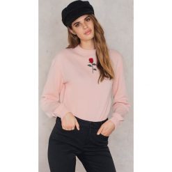 Bluzy damskie: NA-KD Bluza z haftowaną różą – Pink